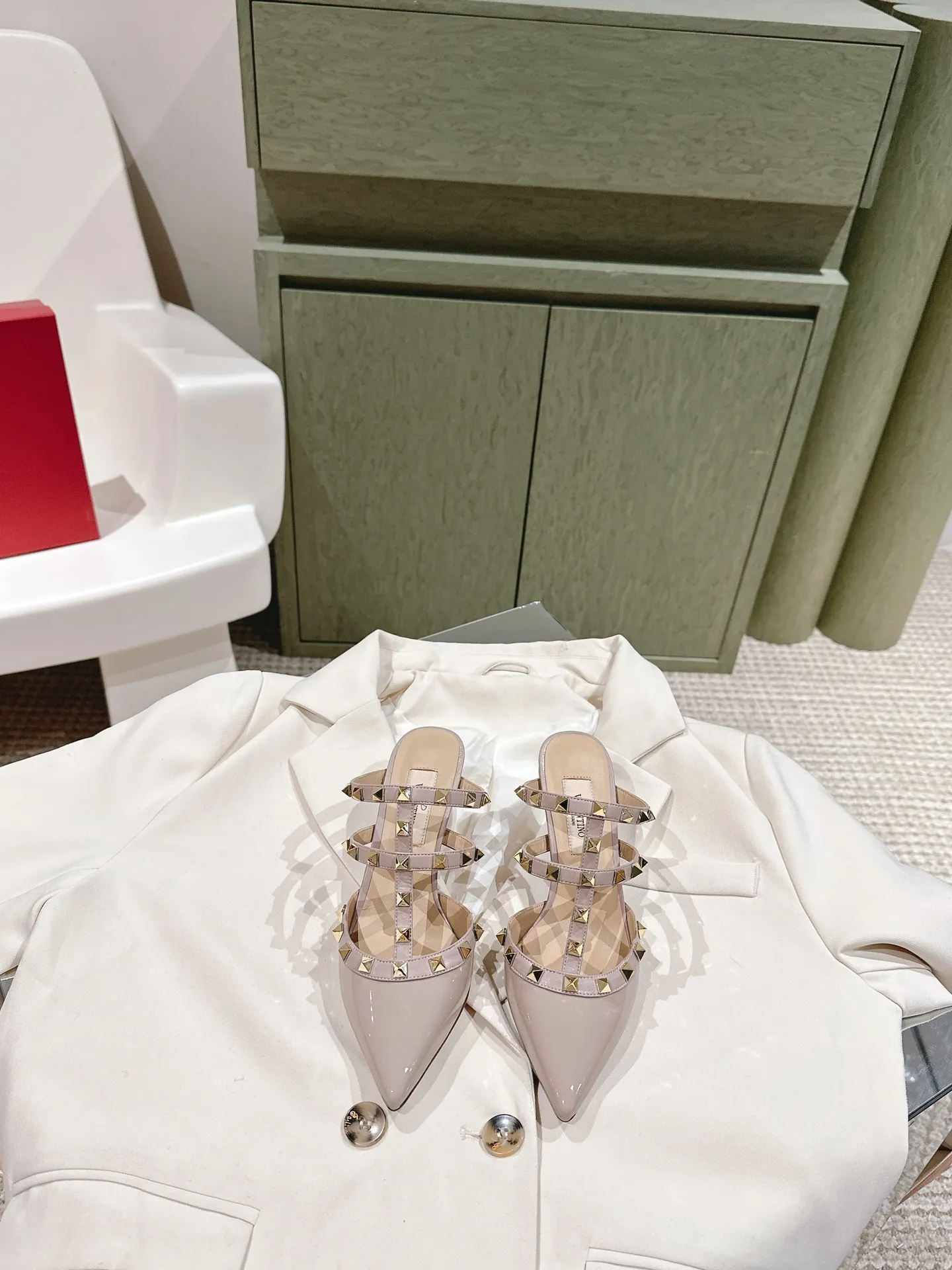 P520👟👟 ²⁰²4 𝐬𝐬 Versatile series for all seasons! Is your shoe cabinet missing a pair? [Proud] Purchasing agent level! 🔥 The entire VALENTINO series is produced by Taiwan-funded factories! Getting in and out of the counter is stress-free! ROCKSTUD Valentino studded patent leather ballet flats ONE STUD retro craft pyramid large rivet buckle flats/high heels Smooth shoe lines and awesome version Comfortable upper foot. Increases height. Looks slimmer. Elongates leg lines. Imported mirrored calfskin/cow patent leather/high-density silk material Lambskin lining Italian high-density leather outsole Size35-39 (40/41/42 can be customized) Heel height: flat/4cm/6cm/8cm ♺Full set of synchronized gift box💝packaging!